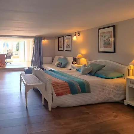 4 Bedroom With Pool, 5 Minutes Cannes 펜션 르까네