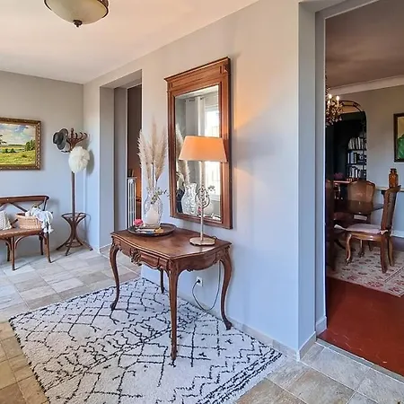 4 Bedroom With Pool, 5 Minutes Cannes بيت للعطل *
