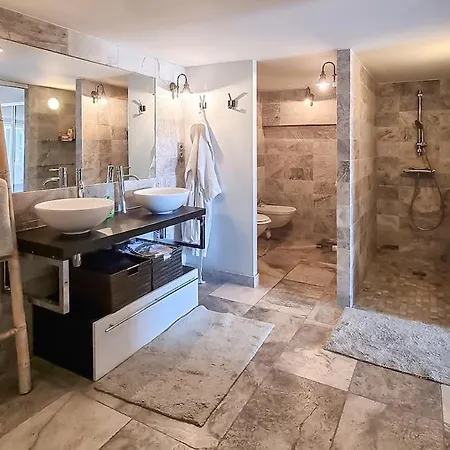 بيت للعطل 4 Bedroom With Pool, 5 Minutes Cannes لو كانيت