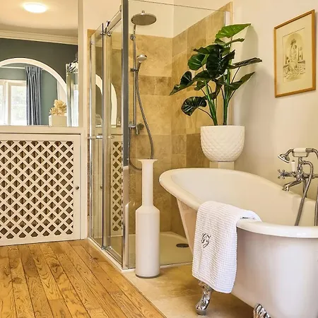 펜션 4 Bedroom With Pool, 5 Minutes Cannes 르까네